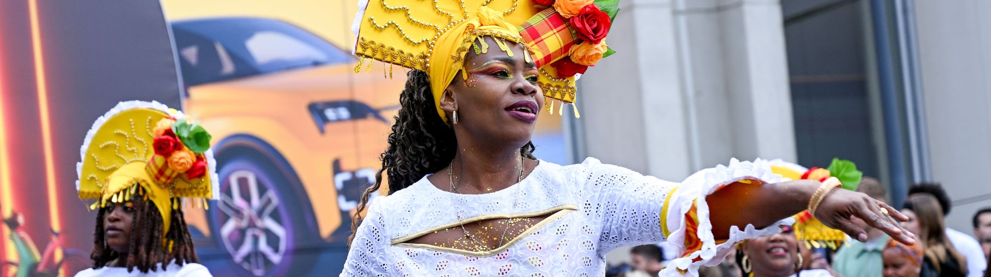 Danseuses en costume traditionnel antillais blanc et madras jaune lors du défilé de la Foire de Paris