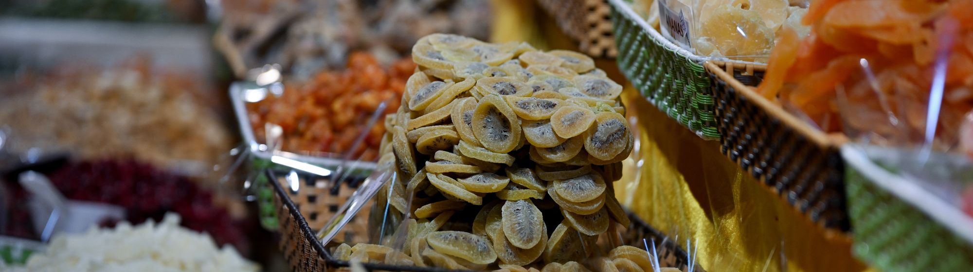Paniers remplis de fruits secs variés exposés sur un stand de marché
