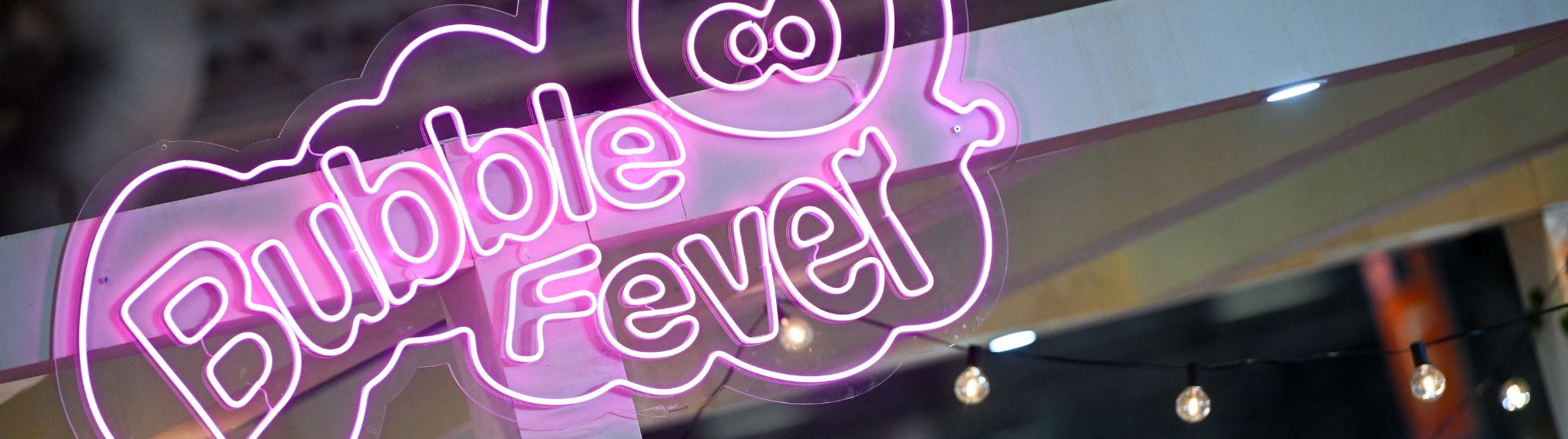 Logo néon du stand Bubble Fever