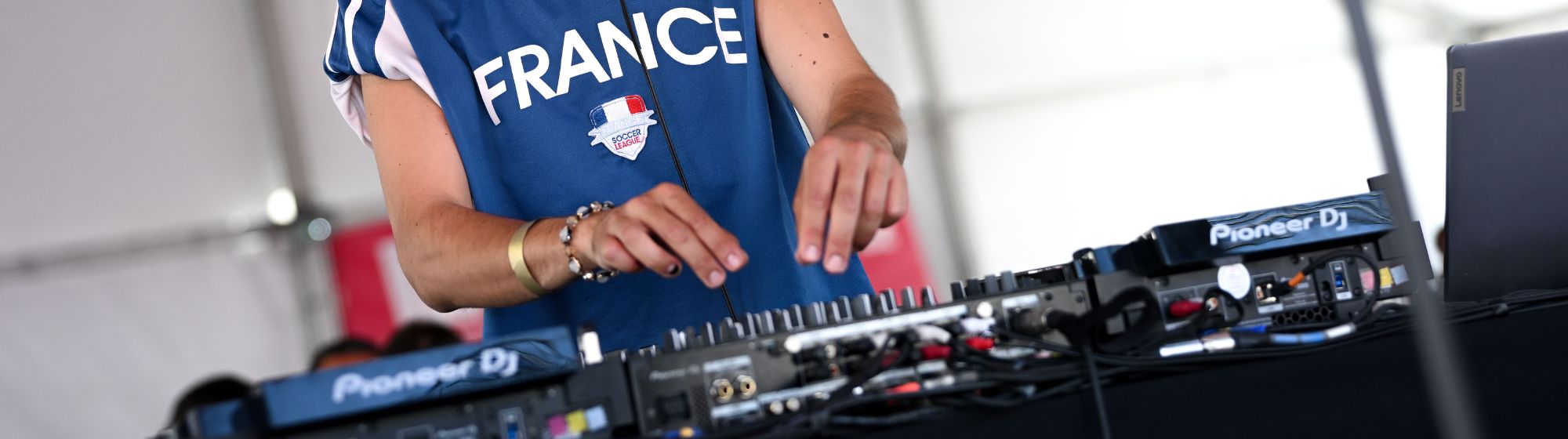 DJ mixant sur une platine lors de la nocturne