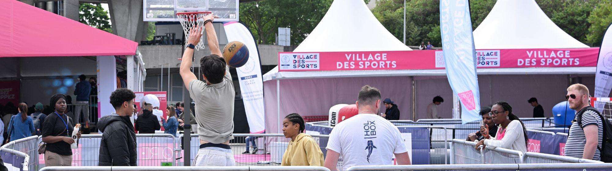 Animation de basket au Village des Sports de la Foire de Paris avec des visiteurs en pleine action