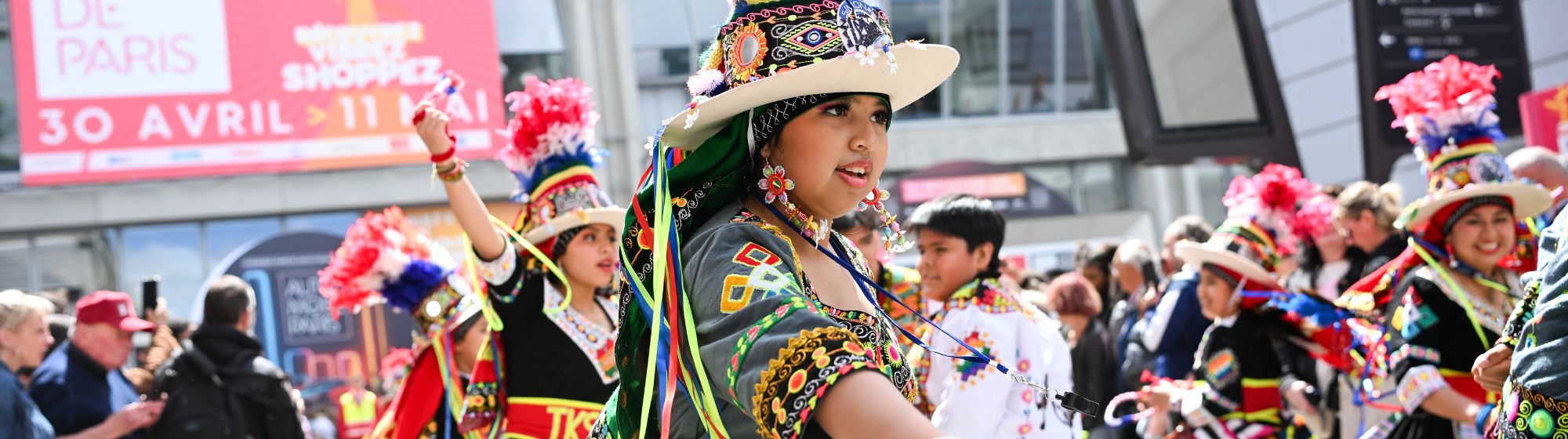 Danseurs en tenues traditionnelles andines lors d’un défilé culturel à la Foire de Paris