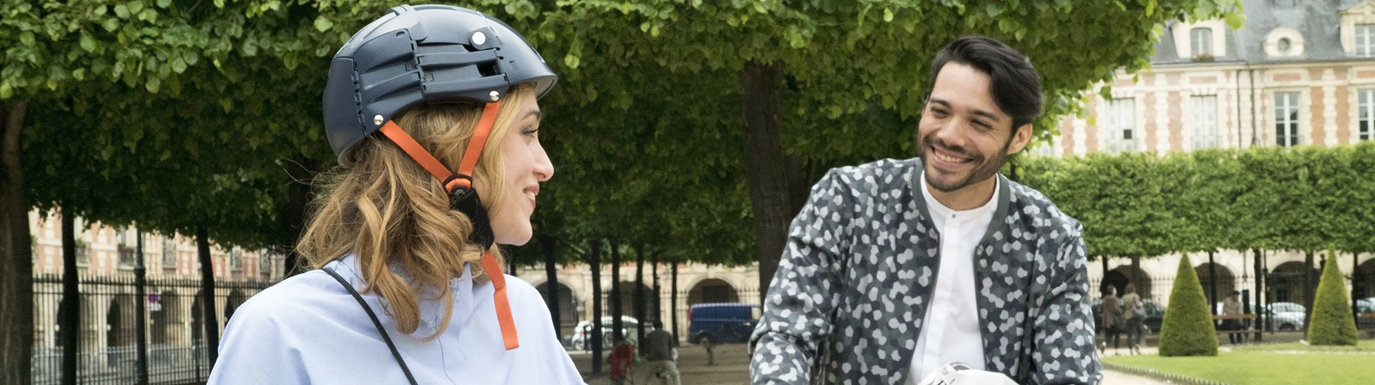 personnes à vélo et portant un casque, passant un bon moment sur la place des Vosges