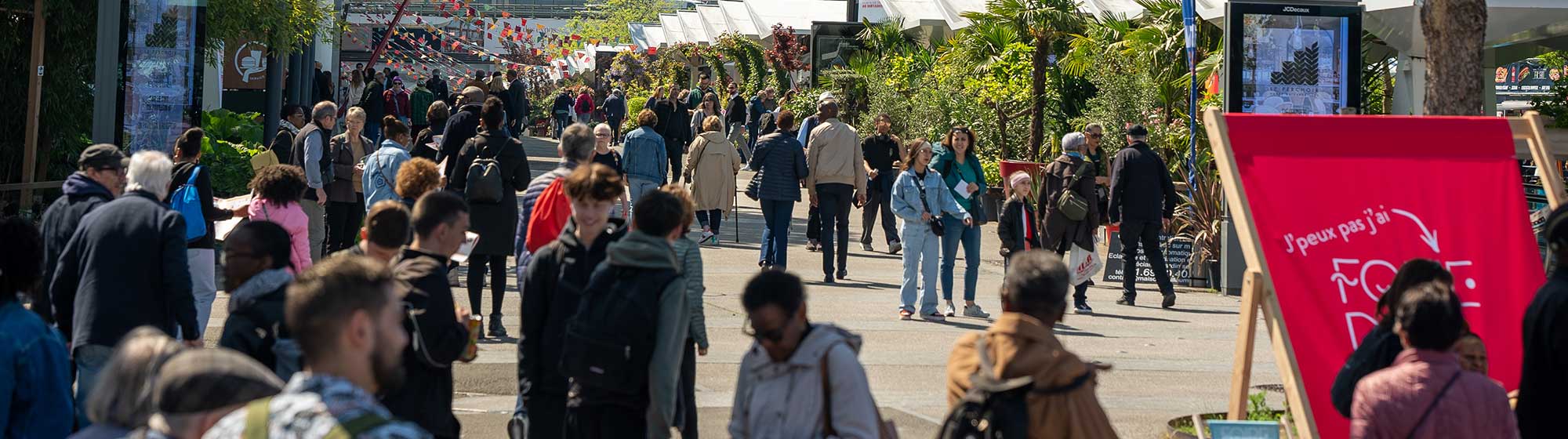 Foule de visiteurs dans les allées du parc d'expositions