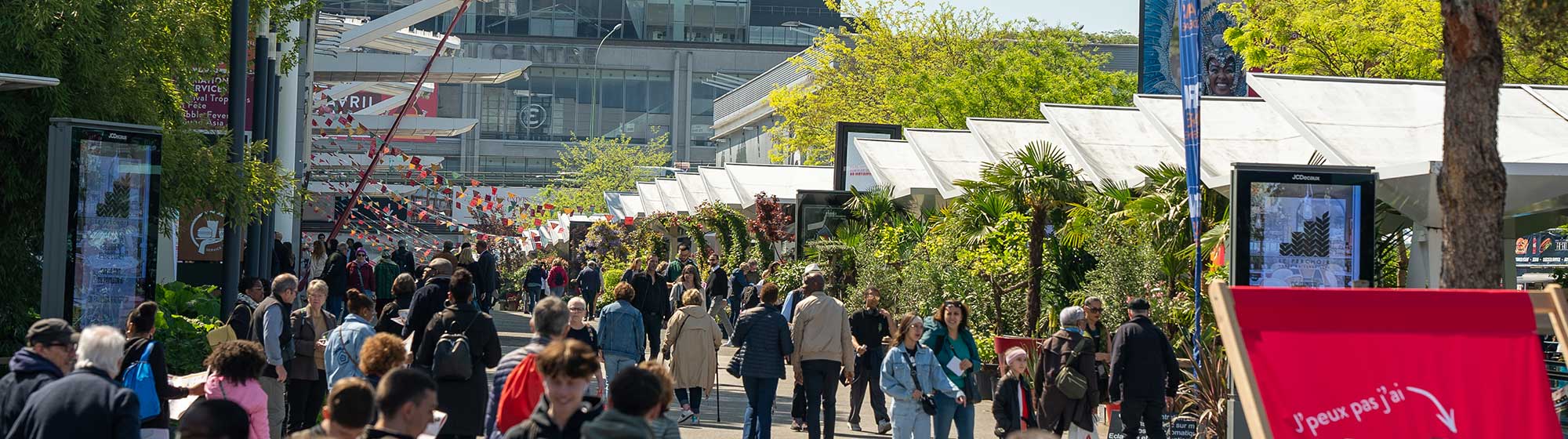 Visiteurs au Parc des Expositions de Versailles pendant la Foire de Paris