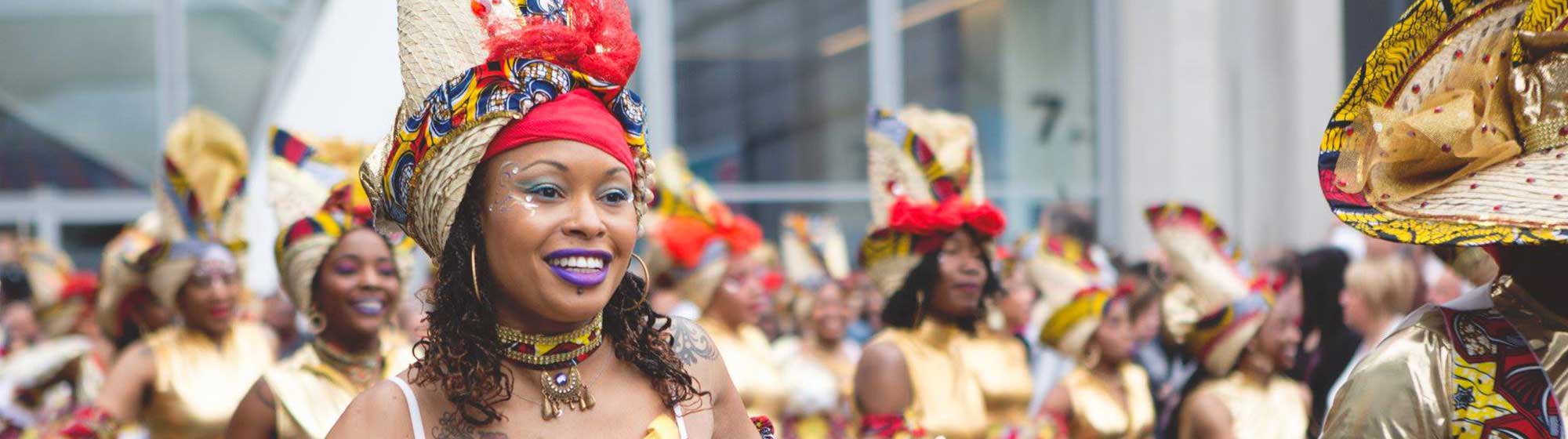 danseuses participant à la parade du Festival Tropiques en Fête