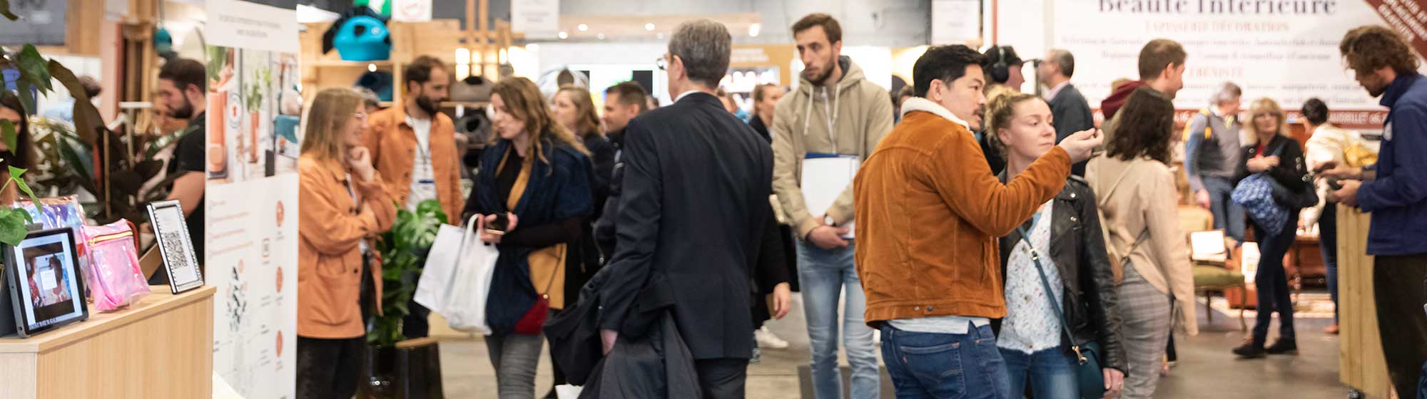 Visiteurs rencontrant des exposants sur leurs stands