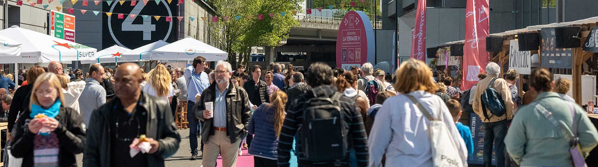 Visiteurs au Parc des Expositions de Versailles pendant la Foire de Paris