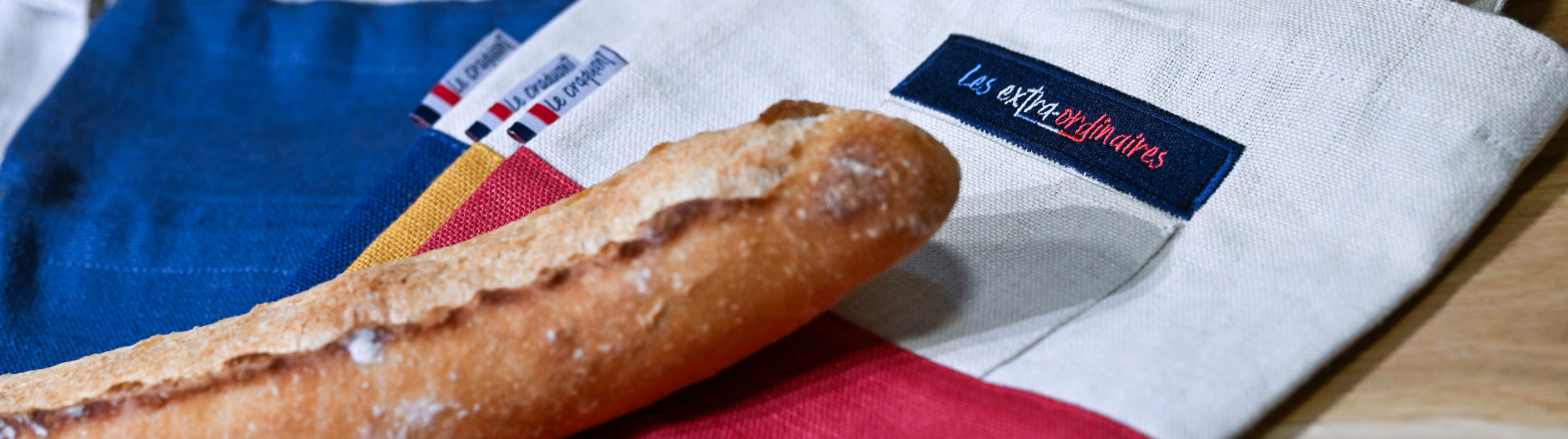 Baguette de pain sur un tote bag aux couleurs de la France