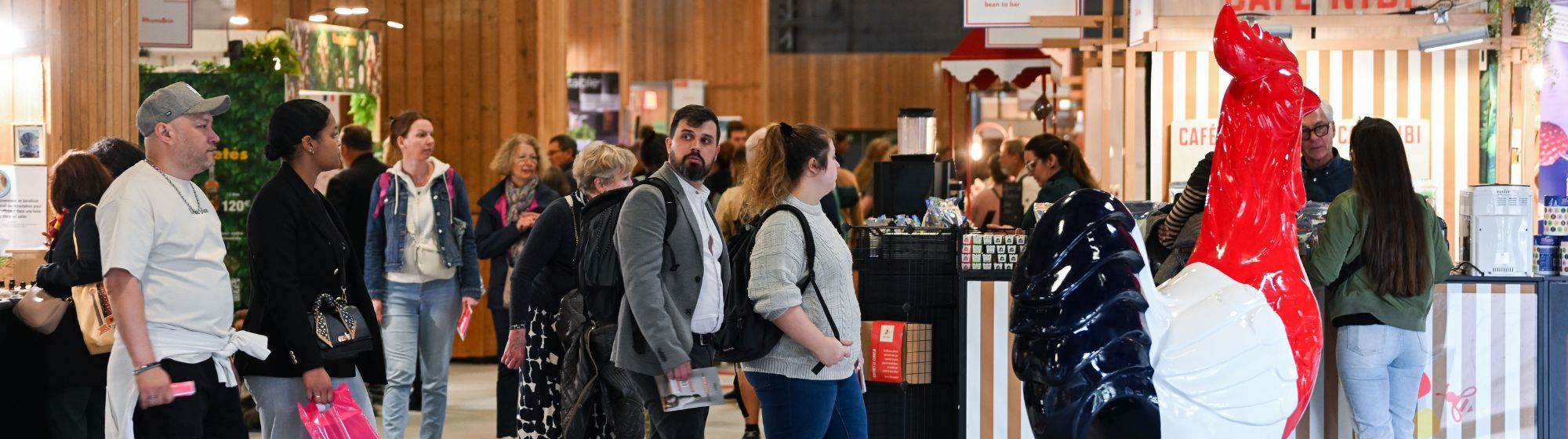 Visiteurs déambulant dans le Village Création Française à la Foire de Paris