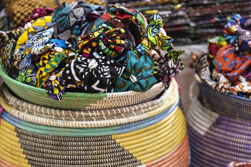 Paniers en osier colorés et élastiques en wax