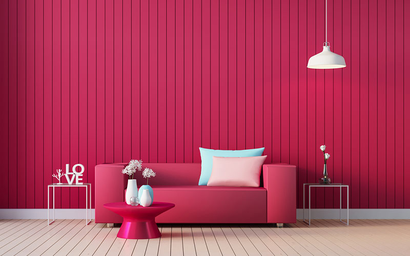 Mur, canapé et table de couleur magenta