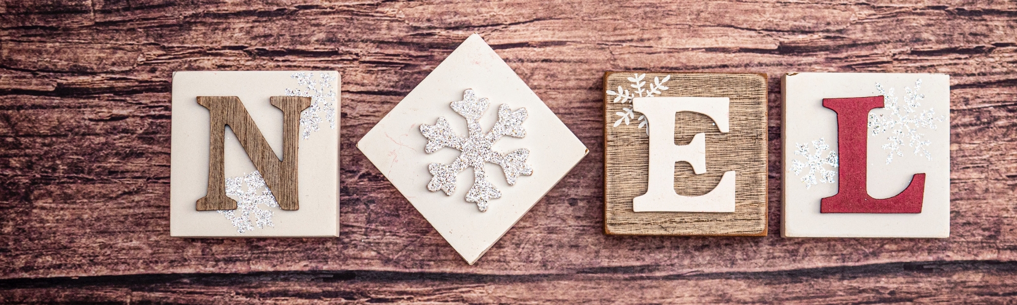 "Noël" écrit en lettres en bois