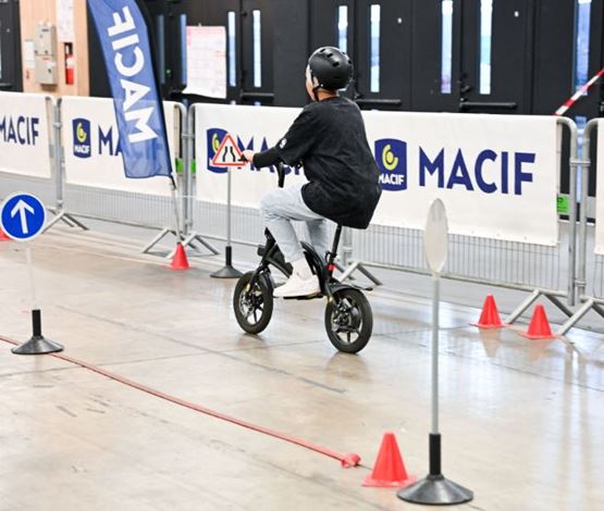 jeune participant en action lors d’un atelier de prévention au salon