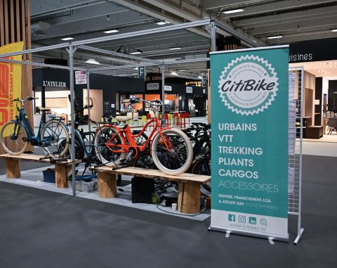 Stand CitiBike exposant des vélos électriques à la Foire de Paris