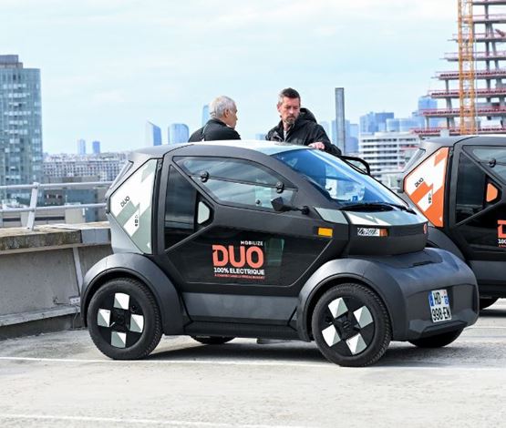 Véhicule Mobilize Duo 100% électrique sur un toit-terrasse à Paris, démonstration de mobilité urbaine durable