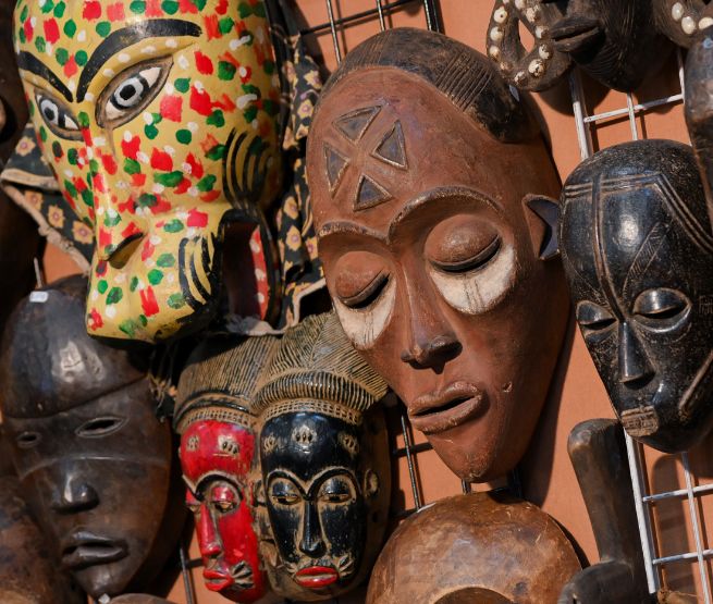 Masques traditionnels africains exposés à World in Paris