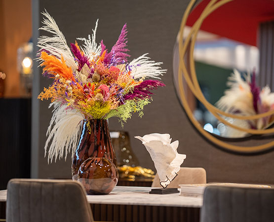 table en céramique avec un vase et son bouquet coloré