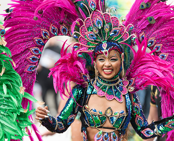 danseuses participant à la parade du Festival Tropiques en Fête