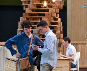 Visiteurs échangeant au stand "Architectes" à foire de paris