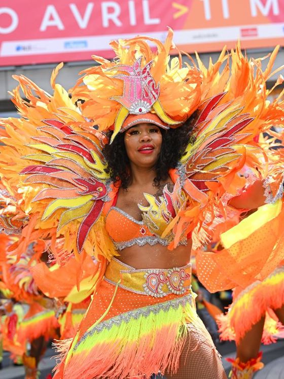 Danseuses costumées lors d’une parade festive à World in Paris