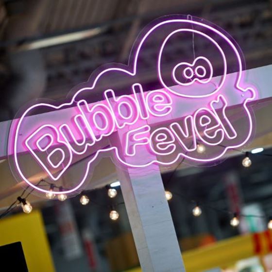 Enseigne néon rose Bubble Fever, stand de bubble tea à World in Paris