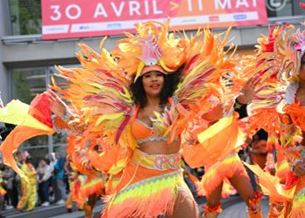 Danseuses en costumes de carnaval flamboyants défilant à la Foire de Paris