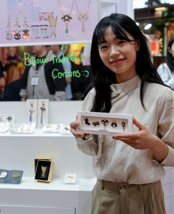 Exposante présentant des bijoux traditionnels coréens à World in paris