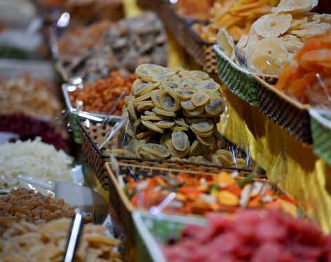 Étals de fruits exotiques séchés présentés à World in Paris