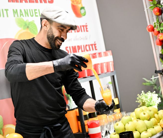 Exposant préparant un cocktail de fruits