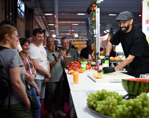 Exposant préparant un cocktail de fruits