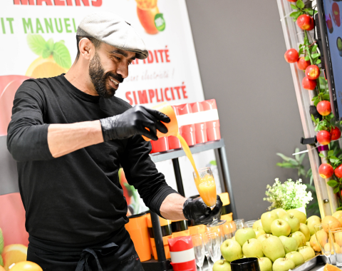 Exposant préparant un cocktail de fruits