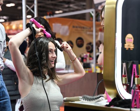Une personne tenant des vêtements dans les mains