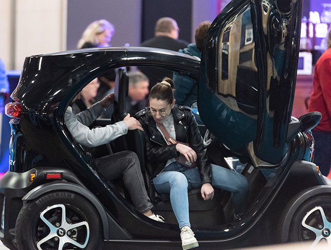 Essai d'une petite voiture sur Foire de Paris