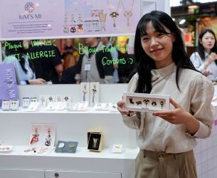 exposante presentant des bijoux coreens