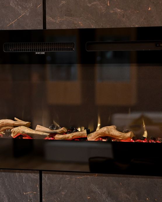 Cheminée électrique contemporaine avec fausse braise et éclairage LED exposée sur un stand maison à foire de paris