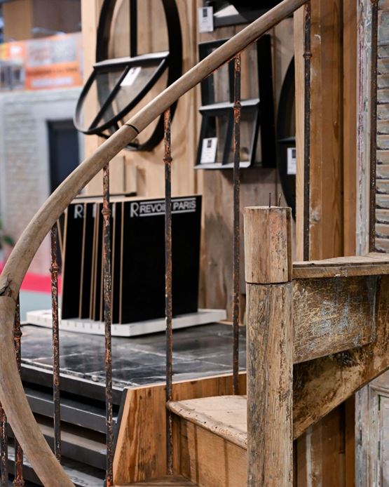 Escalier en bois et métal au design vintage exposé dans le secteur décoration à foire de paris