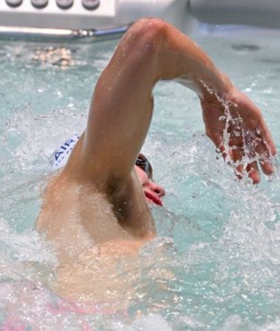 Nageur en train de réaliser un mouvement de brasse dans une piscine sur le stand bien-être à foire de paris