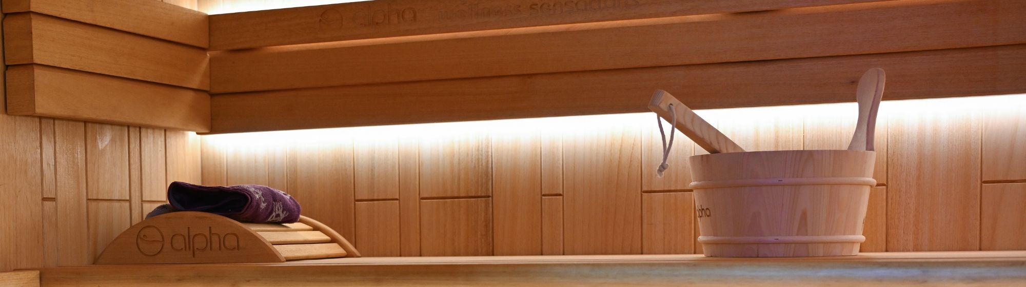 Intérieur d’un sauna en bois avec éclairage doux et accessoires bien-être à foire de paris