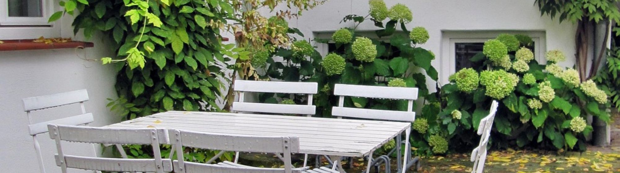 table extérieure blanche pour aménager son jardin et terrasse
