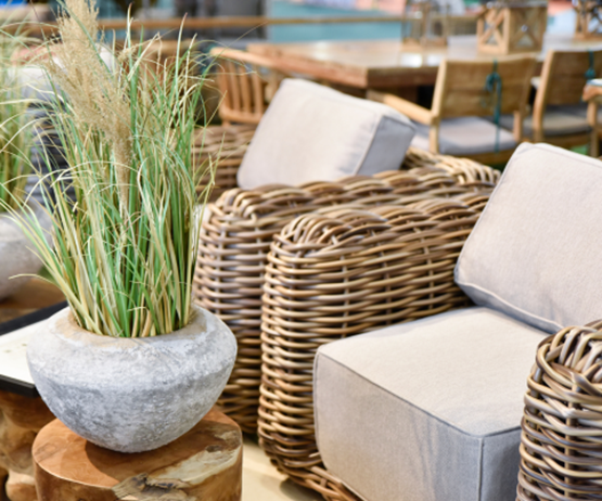Chaises de jardin en osier avec coussins en tissu blanc