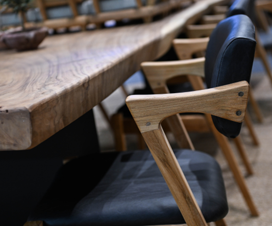 Chaises en bois et cuir
