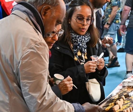 Visiteurs goûtant des produits locaux sur un stand world in paris