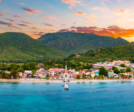 Coucher de soleil sur la mer calme en Martinique