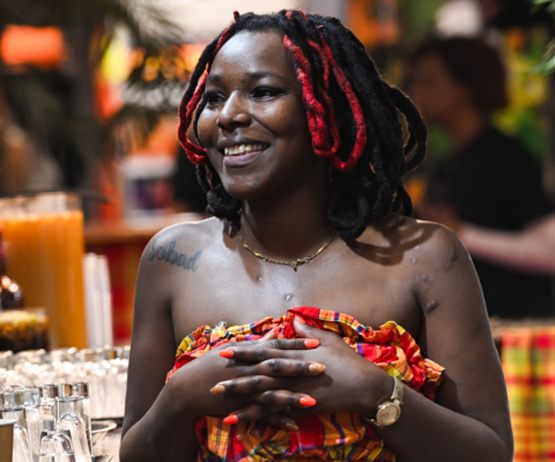 jeune femme en train de danser pendant le Festival Tropiques en Fête