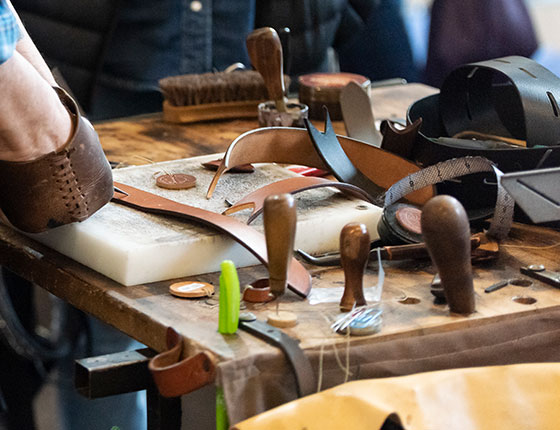 artisan travaillant le cuir pour élaborer une ceinture