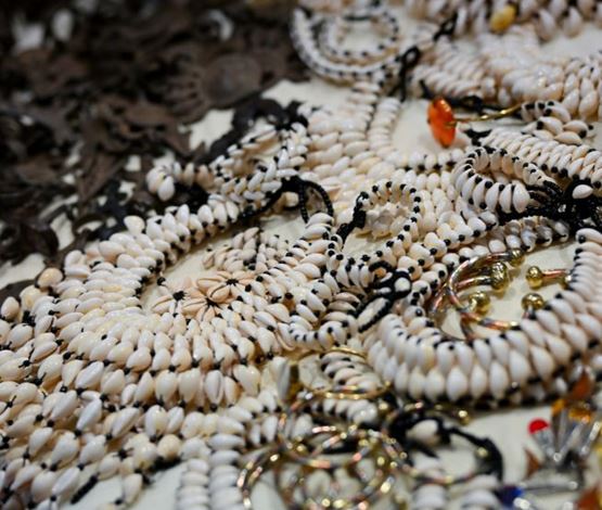 Colliers en coquillages blancs artisanaux exposés à World in Paris