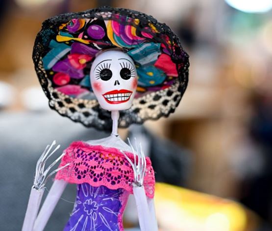 Poupée mexicaine Catrina colorée avec chapeau fleuri, exposée à World in Paris