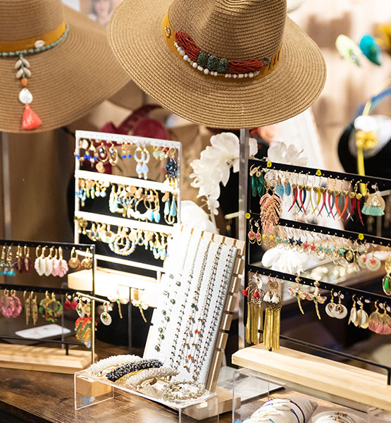 exposition d'une multitude de boucles d'oreilles