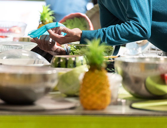 Démonstrateur présentant ses produits malins et utiles pour la cuisine